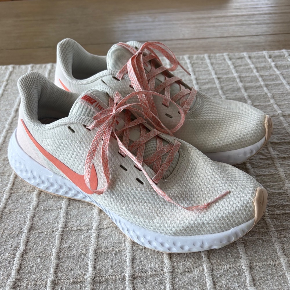 Nike Revolution 5 running shoes summit white orange pearl size 6.5
